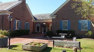 [photo, Caroline County Public Library, 100 Market St., Denton, Maryland]