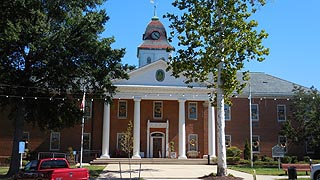 [photo, Caroline County Courthouse, 109 Market St., Denton, Maryland]